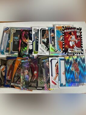 Random lot of 20 WNBA Trading Card Assortment - Blue, Green, Pink